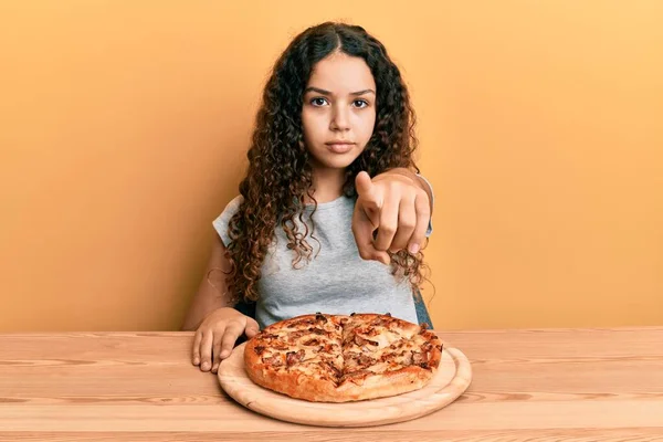 Talyan Pizzası Yiyen Genç Spanyol Kız Kamerayı Işaret Ediyor Sen — Stok fotoğraf