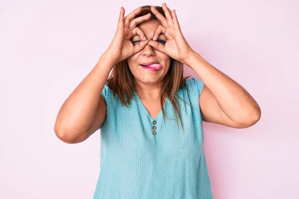 Mujer Hispana Morena Mediana Edad Vistiendo Ropa Casual Haciendo Buen — Foto de Stock