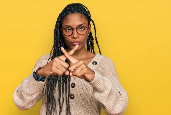 Mujer Afroamericana Usando Ropa Casual Expresión Rechazo Cruzando Dedos Haciendo —  Fotos de Stock