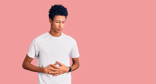 Ung Afrikansk Amerikansk Man Klädd Avslappnade Kläder Med Handen Magen — Stockfoto