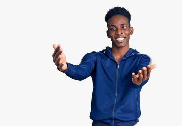 Jovem Afro Americano Vestindo Roupas Esportivas Olhando Para Câmera Sorrindo — Fotografia de Stock