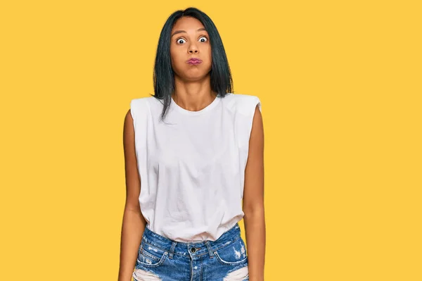 Jeune Femme Afro Américaine Portant Des Vêtements Décontractés Gonflant Les — Photo