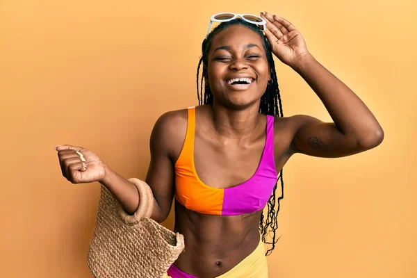 Genç Afrikalı Amerikalı Kadın Elinde Bikini Elinde Hasır Çantasıyla Gülüyor — Stok fotoğraf