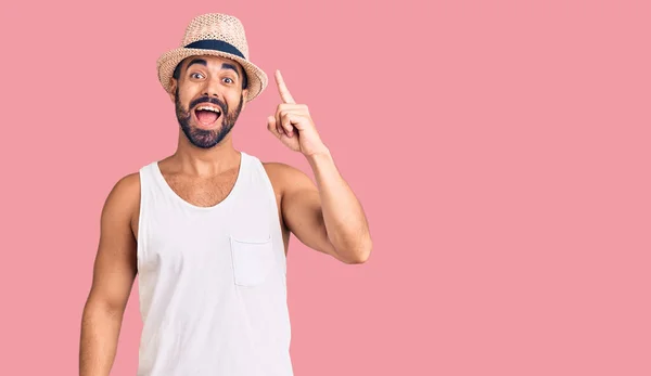 Homem Hispânico Jovem Usando Chapéu Verão Casual Apontando Dedo Para — Fotografia de Stock