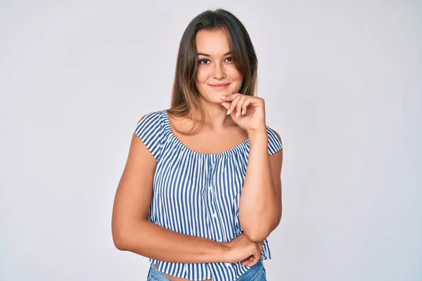 Mulher Branca Bonita Vestindo Camisa Listrada Casual Sorrindo Olhando Confiante — Fotografia de Stock