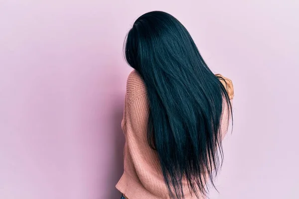 Jonge Blanke Vrouw Die Casual Kleren Draagt Zich Gelukkig Positief — Stockfoto