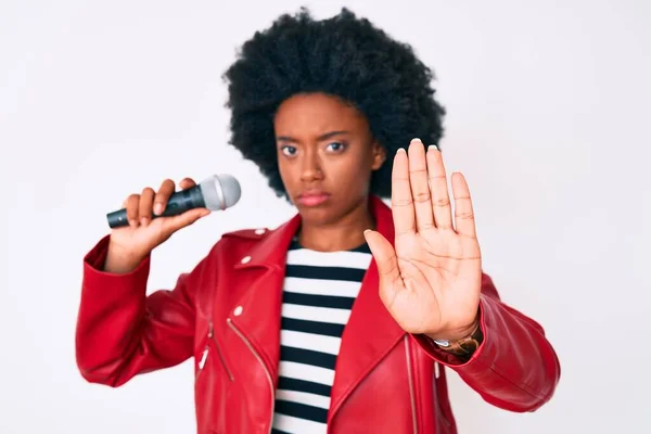 Jovem Afro Americana Cantando Música Usando Microfone Com Mão Aberta — Fotografia de Stock