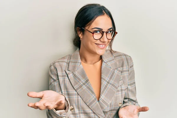 Jonge Brunette Vrouw Draagt Zakelijke Jas Bril Glimlachend Vrolijk Met — Stockfoto