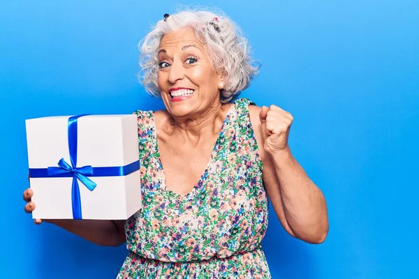 Yaşlı Gri Saçlı Kadın Elinde Hediyeyle Gururla Bağırıyor Zaferi Kutluyor — Stok fotoğraf