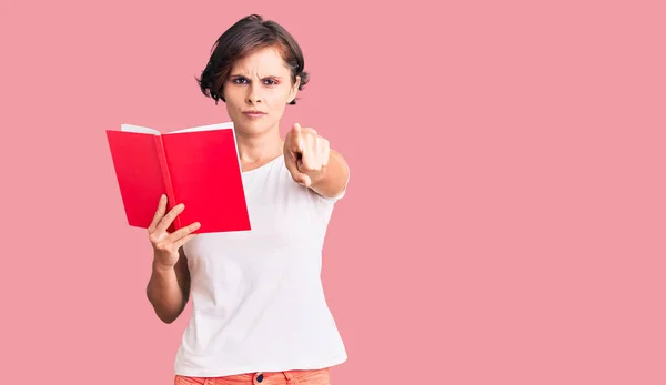 Bella Giovane Donna Con Capelli Corti Che Legge Libro Che — Foto Stock