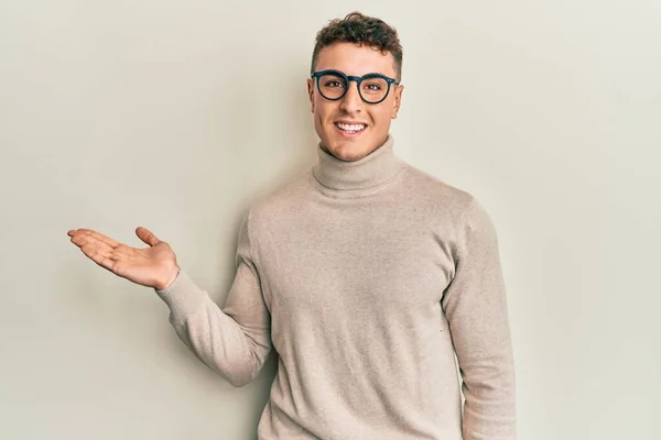 Joven Hispano Con Suéter Casual Cuello Alto Sonriendo Alegre Presentando — Foto de Stock