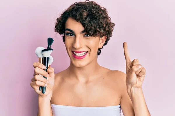 Jovem Vestindo Mulher Compõem Segurando Conjunto Escovas Sorrindo Com Uma — Fotografia de Stock