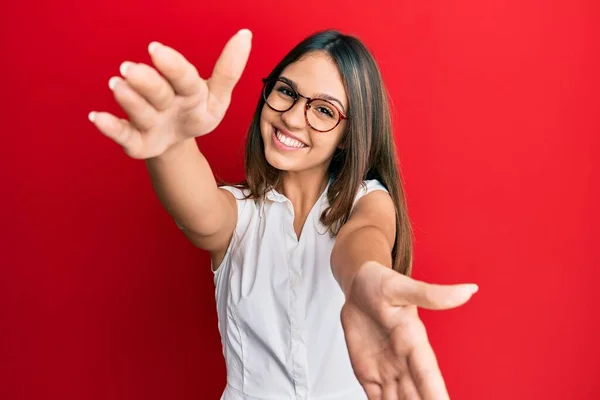 Joven Morena Vestida Con Ropa Casual Gafas Mirando Cámara Sonriendo —  Fotos de Stock