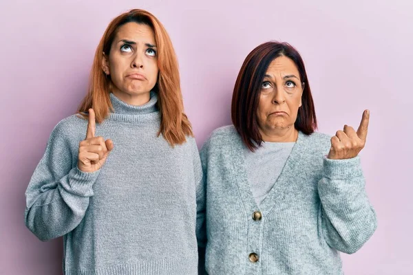 Latijnse Moeder Dochter Dragen Casual Kleding Wijzen Omhoog Kijken Verdrietig — Stockfoto