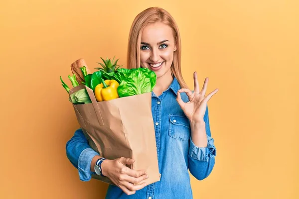 Vacker Kaukasisk Kvinna Håller Papperspåse Med Bröd Och Livsmedel Gör — Stockfoto