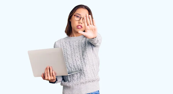 Ung Vacker Kinesisk Flicka Bär Glasögon Som Håller Laptop Med — Stockfoto