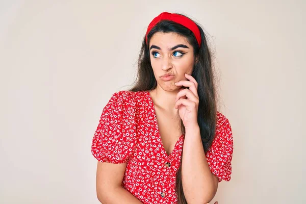 Brünettes Teenager Mädchen Sommerkleid Ernstes Gesicht Über Frage Nachdenkend Mit — Stockfoto