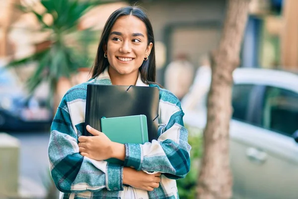 Young Latin Student Girl Smiling Happy Holding Folder City — ストック写真