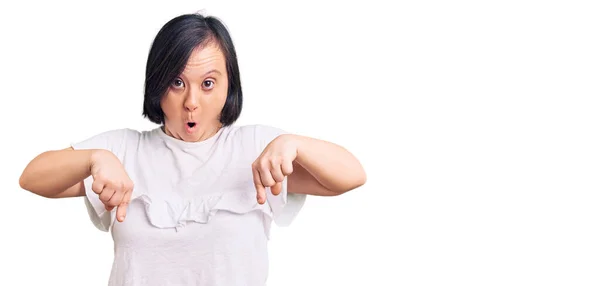Femme Brune Avec Syndrome Duvet Portant Shirt Blanc Décontracté Pointant — Photo