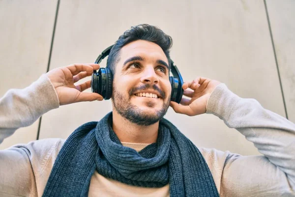 Giovane Uomo Ispanico Sorridente Felice Ascoltare Musica Utilizzando Cuffie Città — Foto Stock