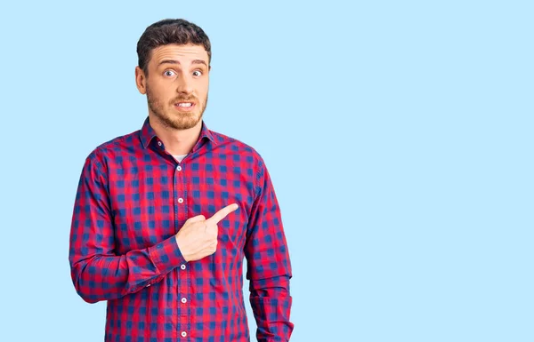 Jovem Bonito Com Urso Vestindo Camisa Casual Apontando Para Lado — Fotografia de Stock