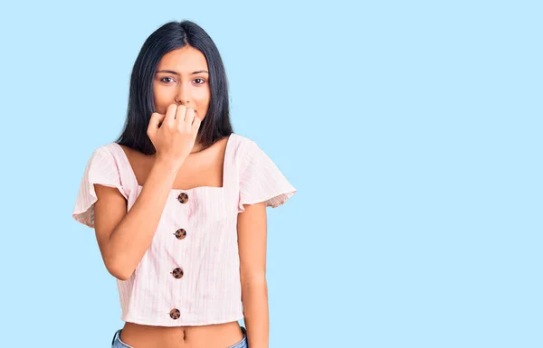 若い美しいラテン語の少女は 口の爪をかむ上で手でストレスと緊張を見てカジュアルな服を着て 不安の問題 — ストック写真