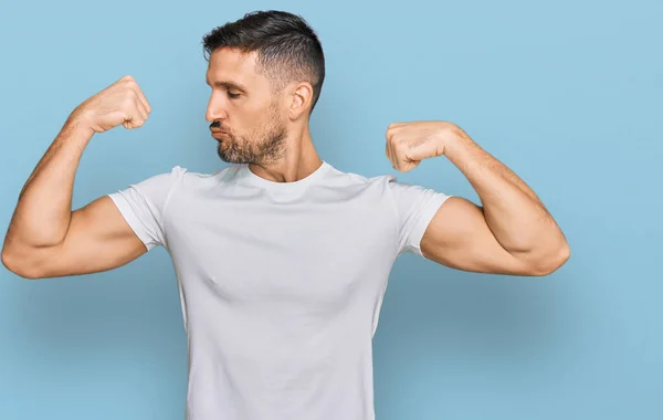 Snygg Man Med Skägg Avslappnad Vit Shirt Som Visar Armmusklerna — Stockfoto