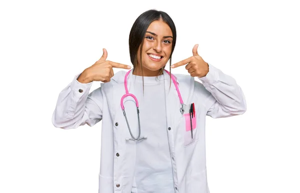 Güzel Spanyol Kadın Doktor Üniforması Giyiyor Steteskop Gülüyor Gülümsüyor Parmakları — Stok fotoğraf
