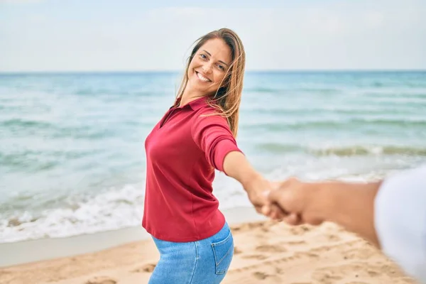 Hermosa Mujer Mediana Edad Cogida Mano Con Marido Playa Liderando —  Fotos de Stock