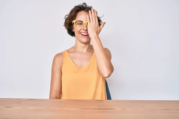 Mujer Hispana Joven Vestida Con Ropa Casual Gafas Sentadas Mesa —  Fotos de Stock