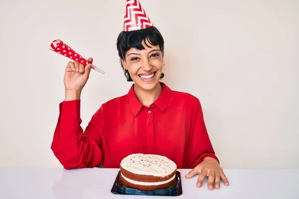 Hermosa Mujer Morena Con Pelo Corto Celebrando Cumpleaños Con Torta — Foto de Stock