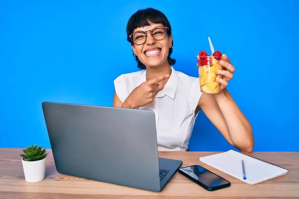 Hermosa Morena Mujer Trabajando Oficina Comiendo Fruta Sana Sonriendo Feliz — Foto de Stock