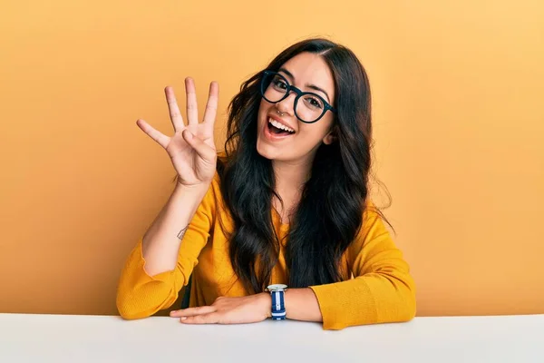 Schöne Brünette Junge Frau Mit Brille Und Lässiger Kleidung Sitzt — Stockfoto