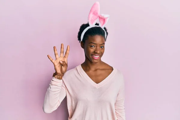 Jovem Menina Afro Americana Vestindo Orelhas Coelho Bonito Páscoa Mostrando — Fotografia de Stock