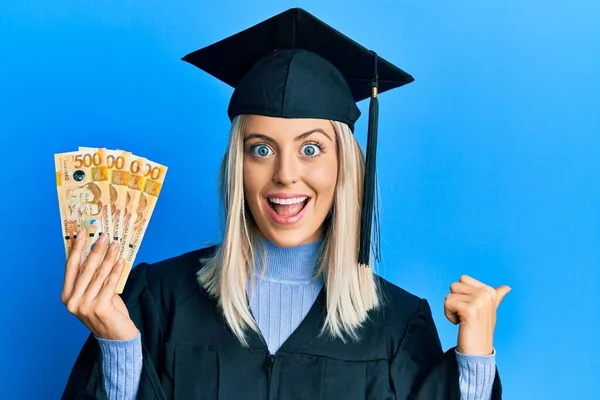 Hermosa Mujer Rubia Con Gorra Graduación Bata Ceremonia Sosteniendo Pesos —  Fotos de Stock