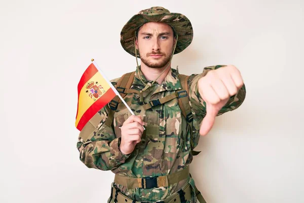 Młody Mężczyzna Rasy Kaukaskiej Mundurze Armii Kamuflażowej Trzymający Hiszpańską Flagę — Zdjęcie stockowe