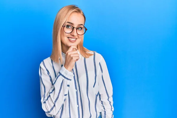 Beautiful Caucasian Woman Wearing Casual Clothes Glasses Smiling Looking Confident — Stock Photo, Image