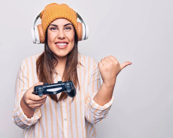 Jovem Bela Morena Gamer Mulher Jogando Videogame Usando Joystick Fones — Fotografia de Stock