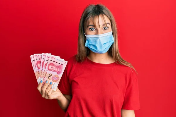 Adolescente Caucasiano Menina Vestindo Máscara Médica Segurando 100 Yuan Notas — Fotografia de Stock