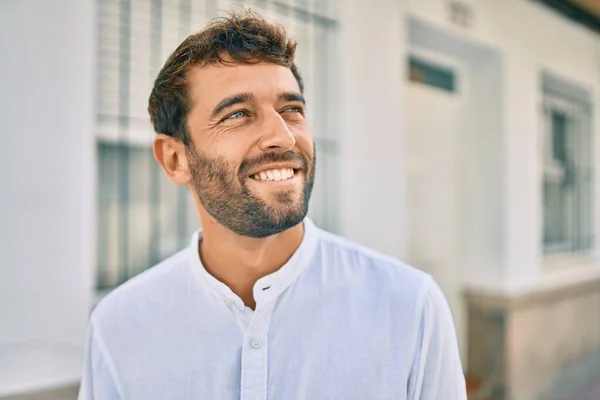 Homem Bonito Com Barba Vestindo Camisa Branca Casual Dia Ensolarado — Fotografia de Stock