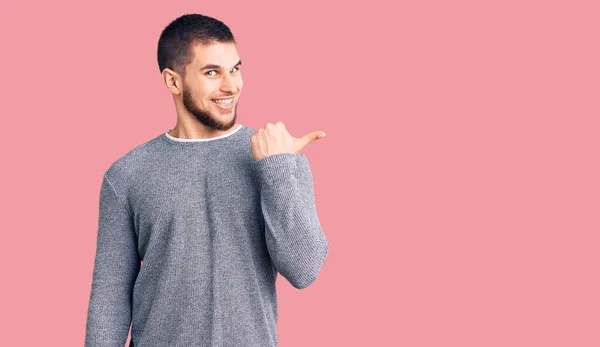 Jovem Homem Bonito Vestindo Camisola Casual Sorrindo Com Rosto Feliz — Fotografia de Stock