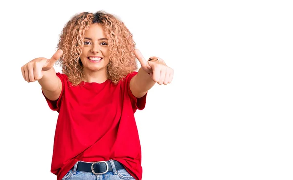 Mujer Rubia Joven Con Pelo Rizado Con Camiseta Roja Casual —  Fotos de Stock