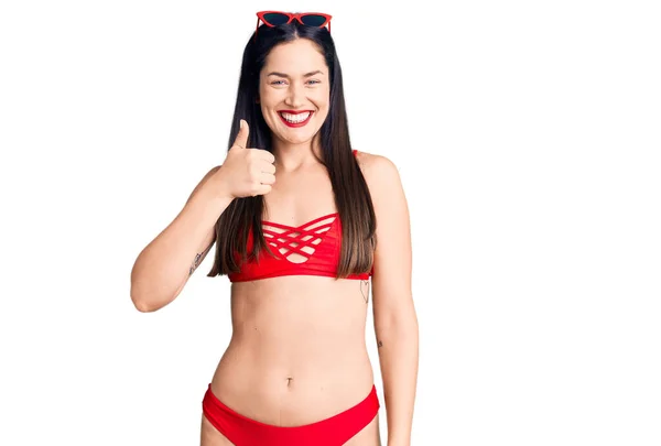 Joven Hermosa Mujer Caucásica Vistiendo Bikini Haciendo Felices Pulgares Hacia —  Fotos de Stock