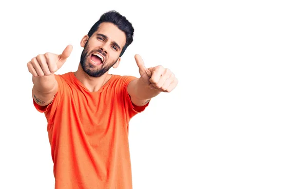 Joven Hombre Guapo Con Barba Llevando Camiseta Casual Aprobando Hacer —  Fotos de Stock