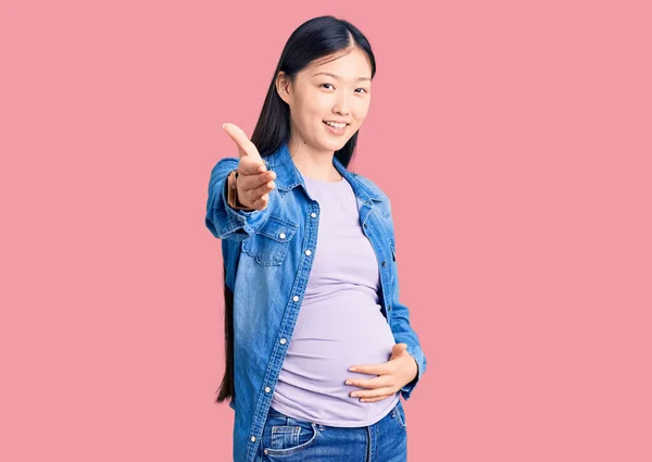 Mladá Krásná Čínská Žena Těhotná Očekává Dítě Úsměvem Přátelské Nabízí — Stock fotografie