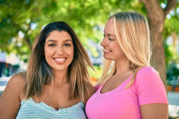 Two Beautiful Young Girl Friends Together Having Fun City — Stock Photo, Image