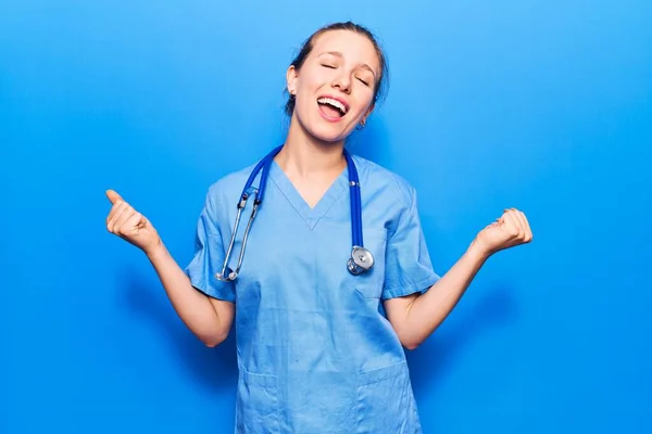 Junge Blonde Frau Arztuniform Und Stethoskop Sehr Glücklich Und Aufgeregt — Stockfoto