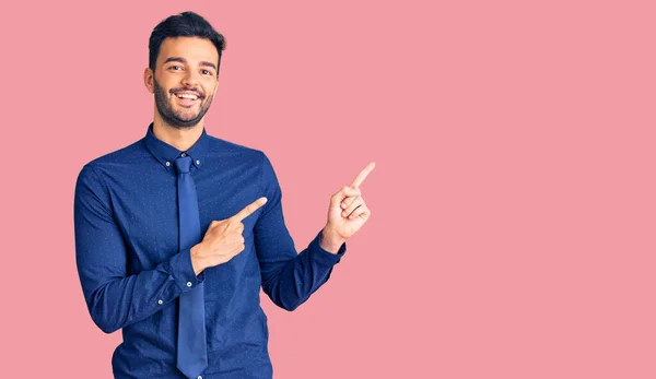 Joven Hombre Hispano Guapo Vistiendo Ropa Negocios Sonriendo Mirando Cámara — Foto de Stock