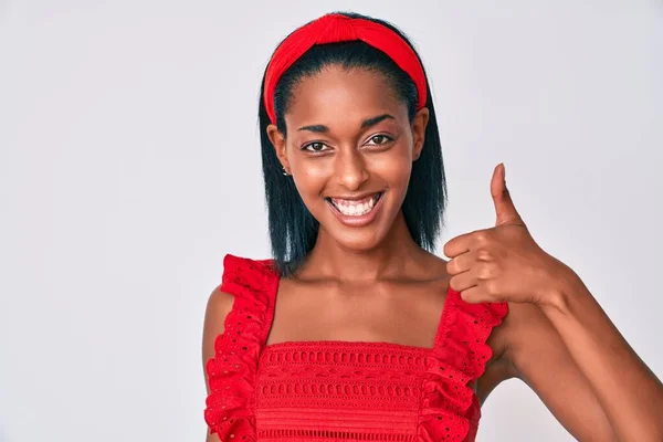 Joven Mujer Afroamericana Vistiendo Ropa Casual Sonriendo Feliz Positiva Pulgar — Foto de Stock