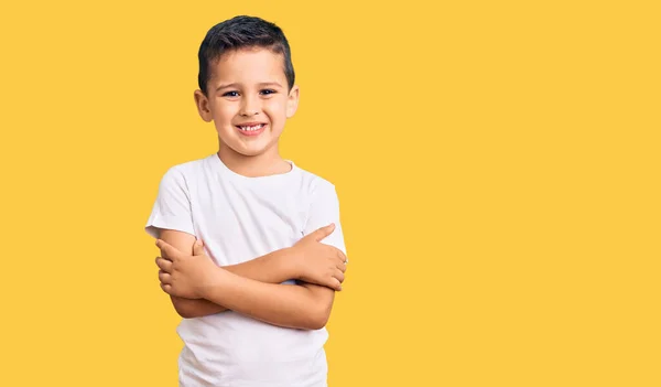 Klein Schattig Jongetje Draagt Casual Wit Tshirt Vrolijk Gezicht Glimlachend — Stockfoto